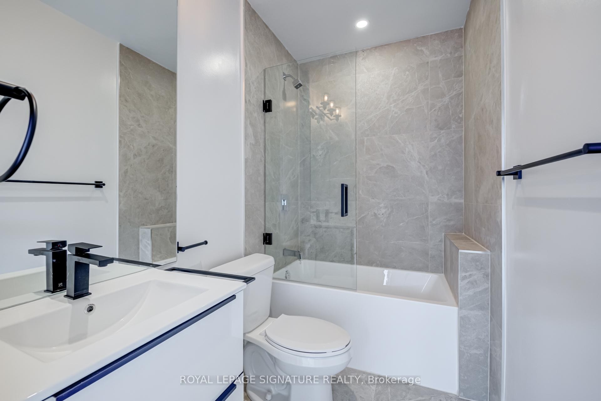 8-3039 Dundas Street W, Toronto, ON - Indoor Photo Showing Bathroom