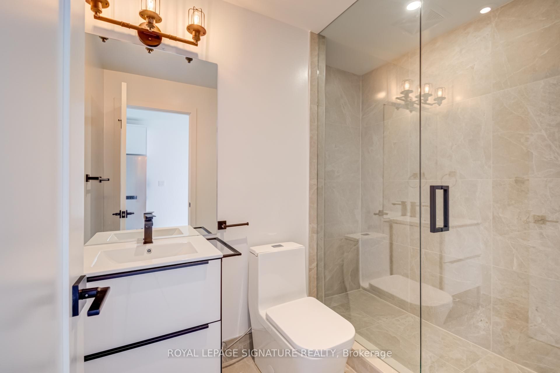 8-3039 Dundas Street W, Toronto, ON - Indoor Photo Showing Bathroom