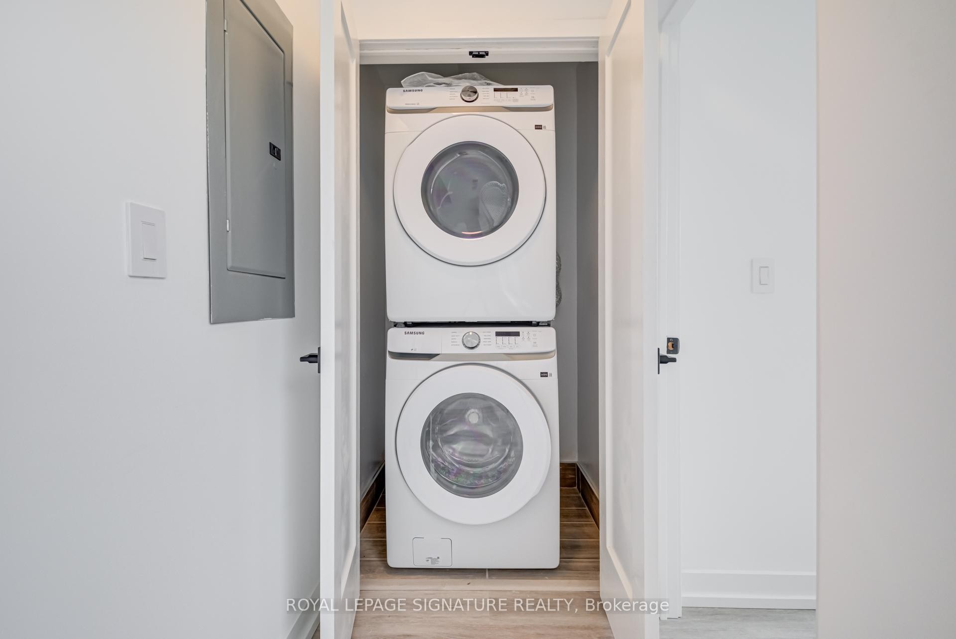 8-3039 Dundas Street W, Toronto, ON - Indoor Photo Showing Laundry Room