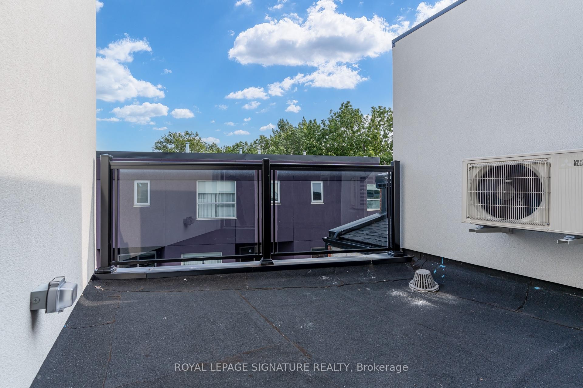 8-3039 Dundas Street W, Toronto, ON - Outdoor