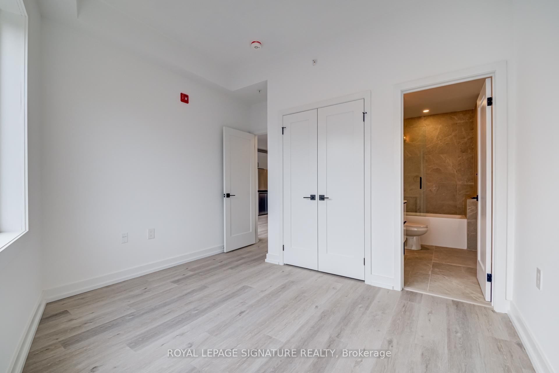 8-3039 Dundas Street W, Toronto, ON - Indoor Photo Showing Other Room