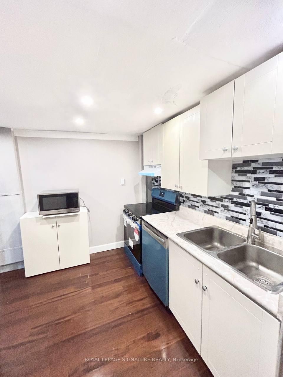 Bsmt-217 Altamira Road, Richmond Hill, ON - Indoor Photo Showing Kitchen With Double Sink