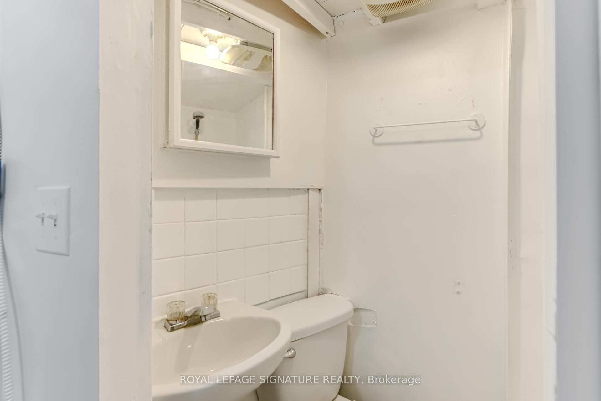 Back-3042 Dundas Street W, Toronto, ON - Indoor Photo Showing Bathroom