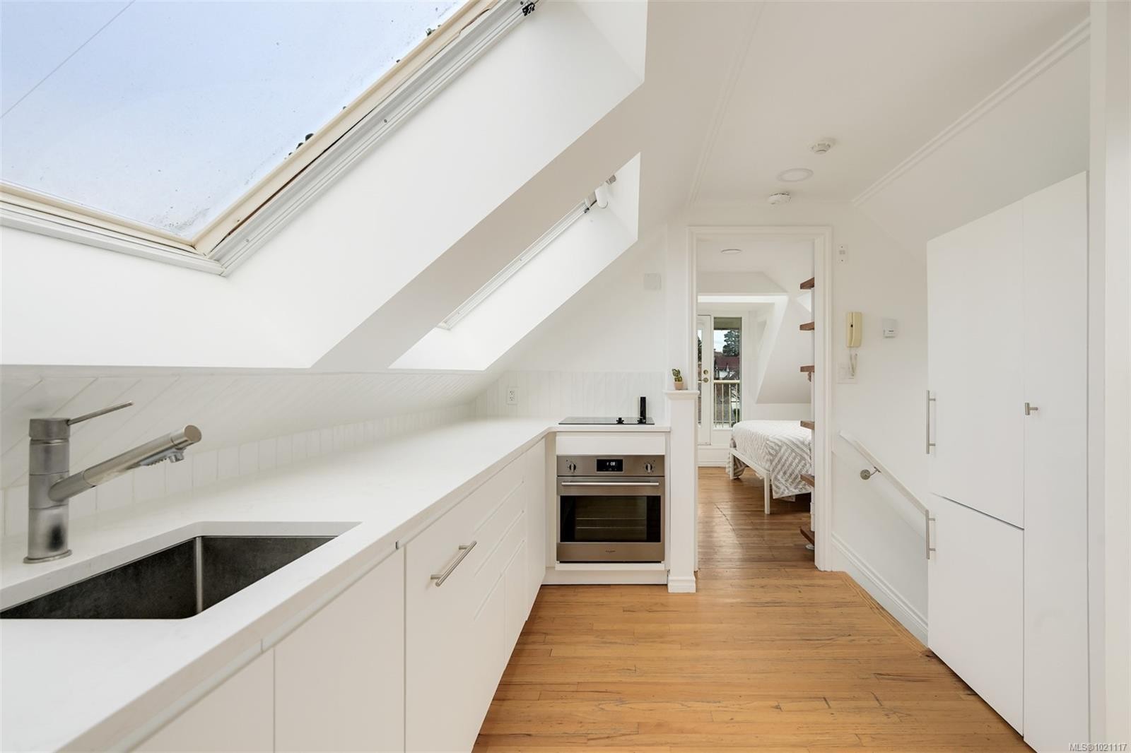 301-1120 Richardson St, Victoria, BC - Indoor Photo Showing Kitchen