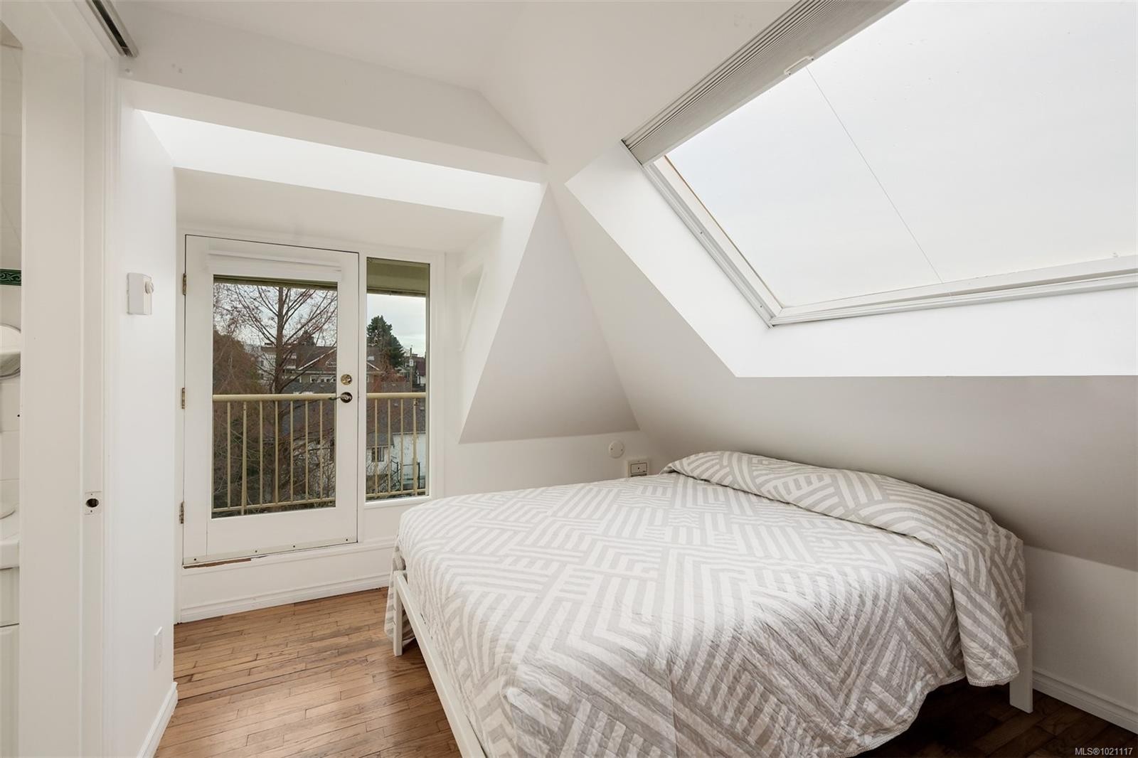 301-1120 Richardson St, Victoria, BC - Indoor Photo Showing Bedroom