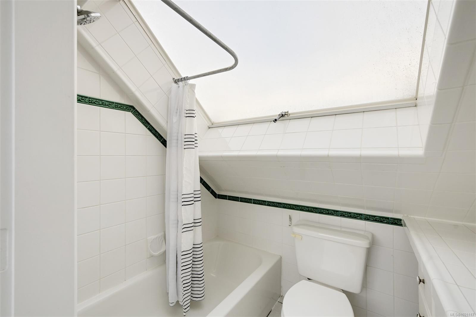 301-1120 Richardson St, Victoria, BC - Indoor Photo Showing Bathroom