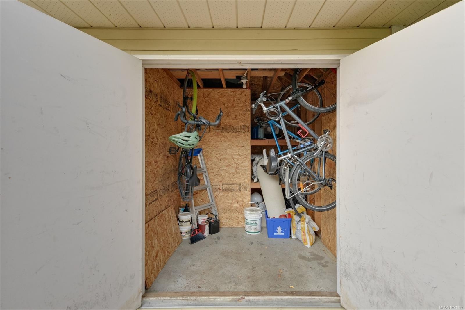 301-1120 Richardson St, Victoria, BC - With Exterior