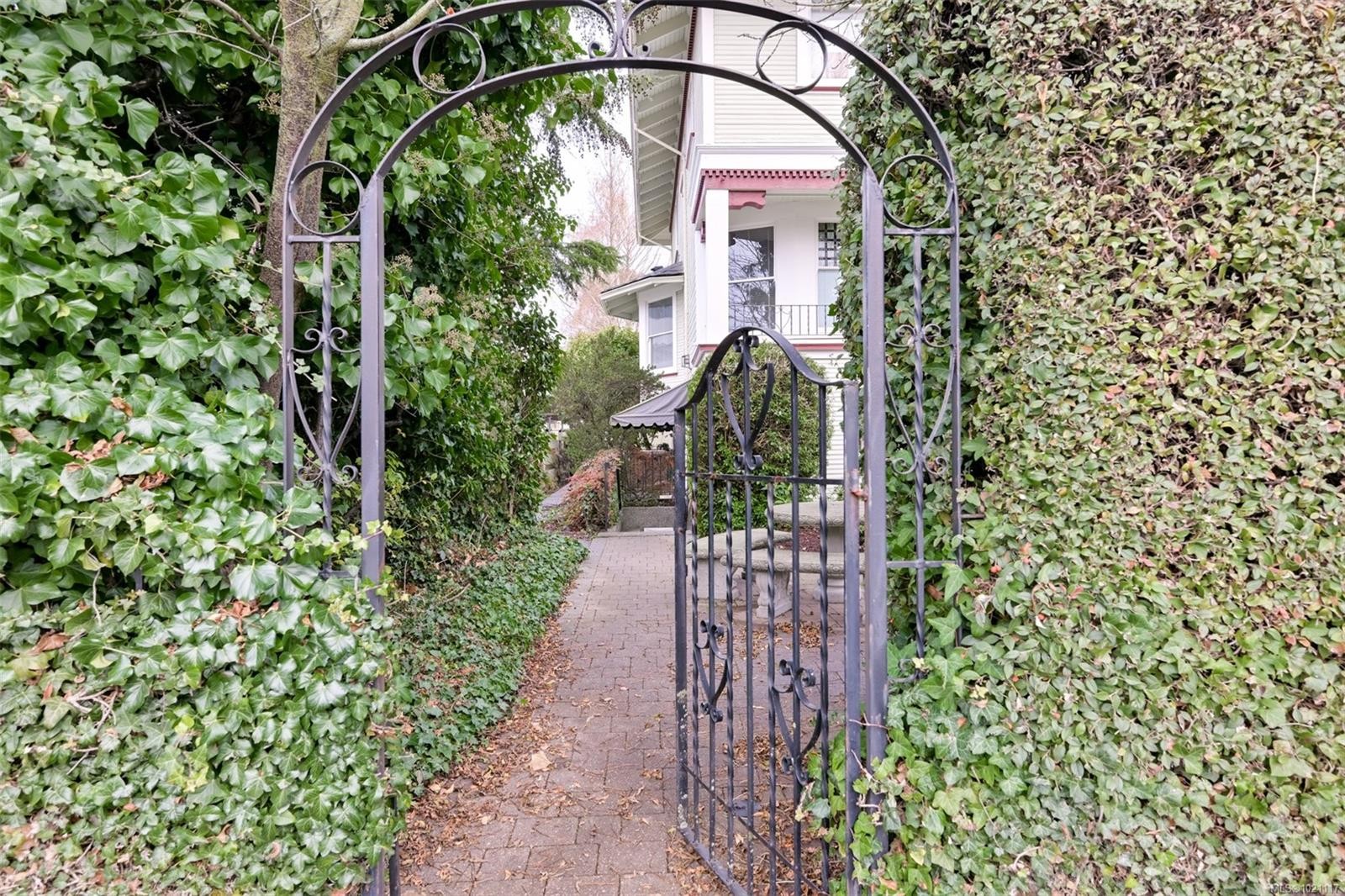 301-1120 Richardson St, Victoria, BC - Outdoor