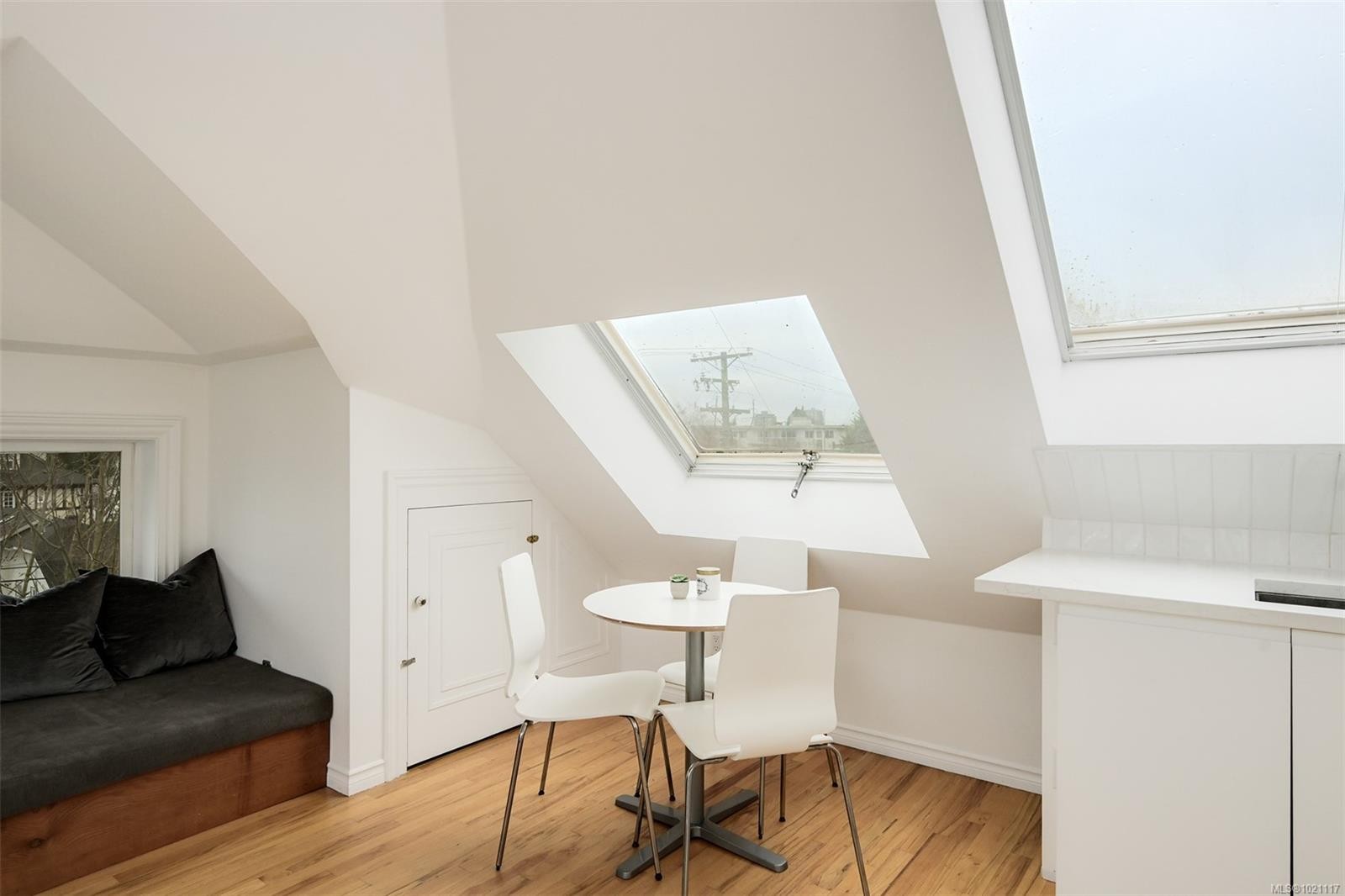 301-1120 Richardson St, Victoria, BC - Indoor