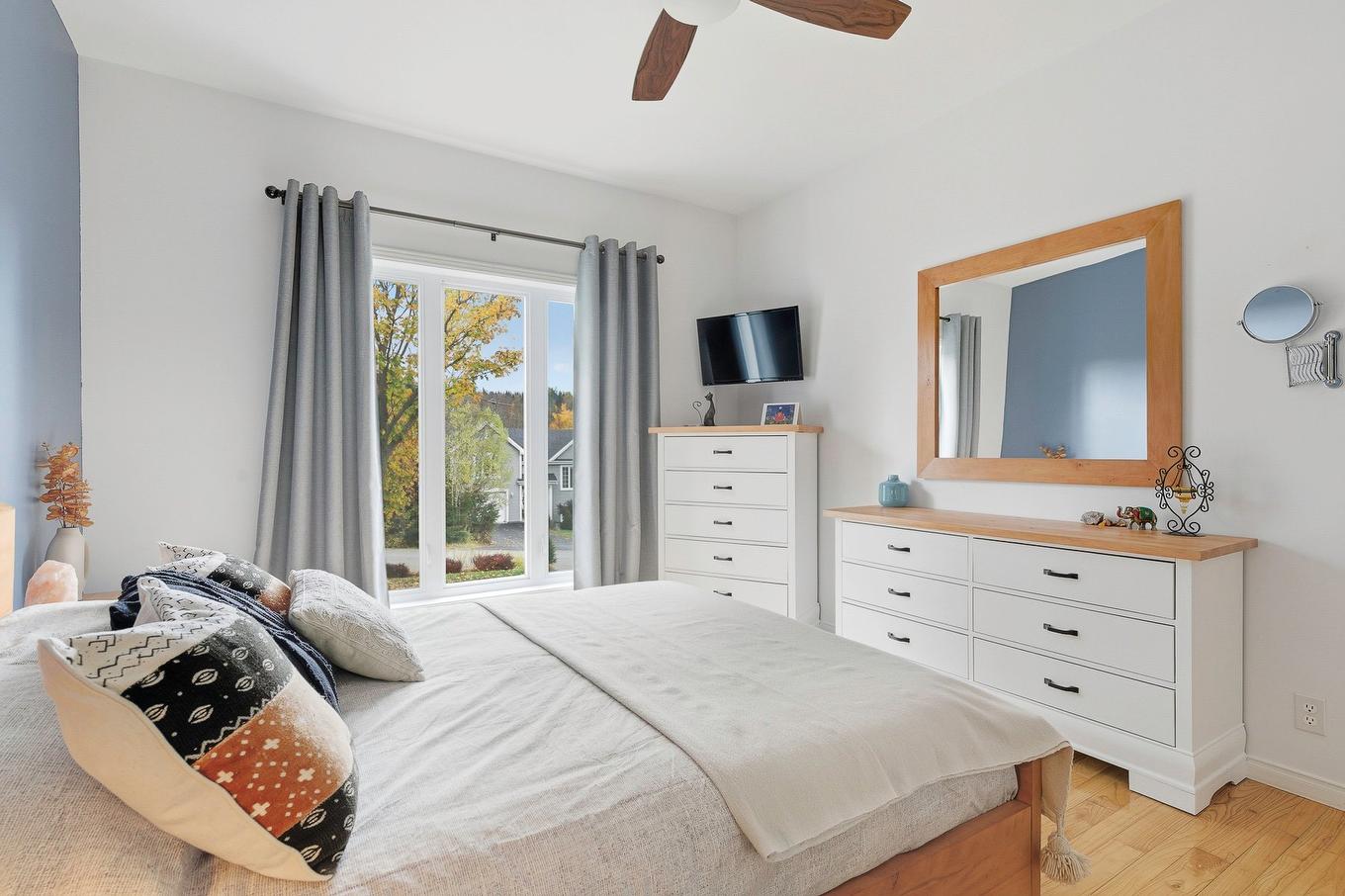 Chambre à coucher principale - 311 Mtée Du Versant-Sud S., Sainte-Agathe-Des-Monts, QC - Indoor Photo Showing Bedroom