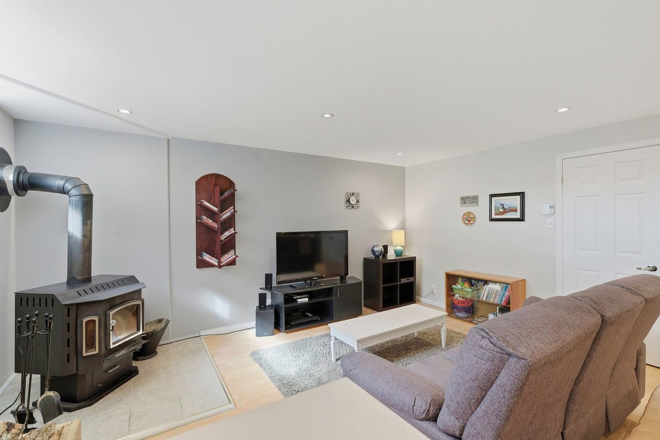 Salle familiale - 311 Mtée Du Versant-Sud S., Sainte-Agathe-Des-Monts, QC - Indoor Photo Showing Living Room