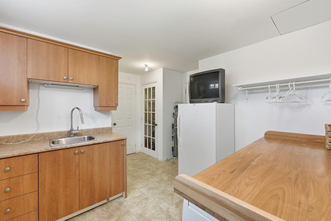 Salle de lavage - 311 Mtée Du Versant-Sud S., Sainte-Agathe-Des-Monts, QC - Indoor Photo Showing Kitchen