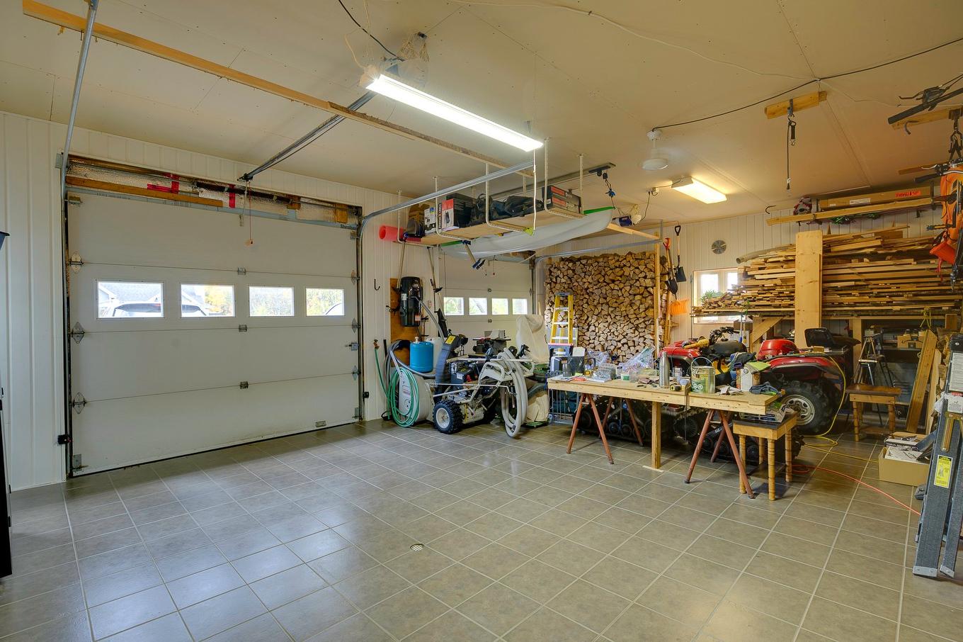 Garage - 311 Mtée Du Versant-Sud S., Sainte-Agathe-Des-Monts, QC - Indoor Photo Showing Garage