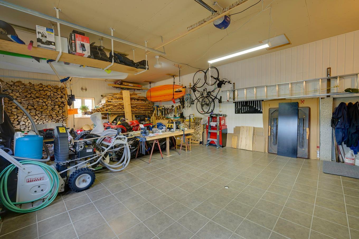 Garage - 311 Mtée Du Versant-Sud S., Sainte-Agathe-Des-Monts, QC - Indoor Photo Showing Garage