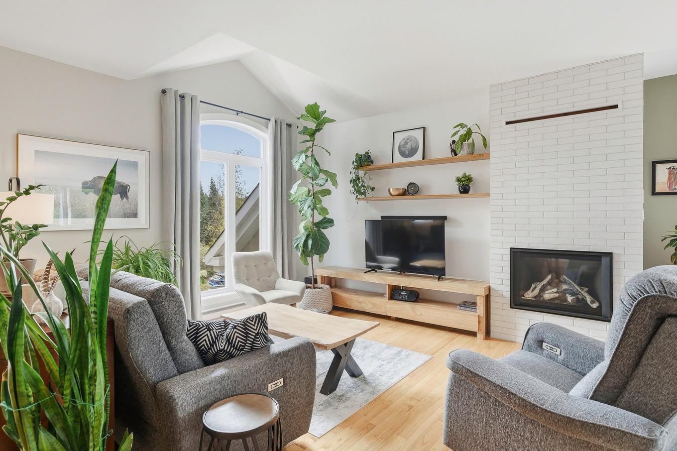 Salon - 311 Mtée Du Versant-Sud S., Sainte-Agathe-Des-Monts, QC - Indoor Photo Showing Living Room With Fireplace