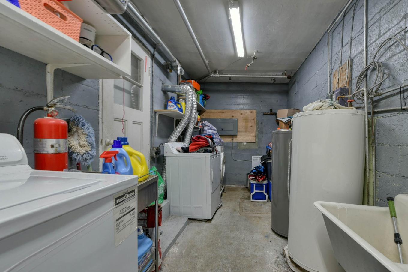 Salle de lavage - 1220 - 1222 Rue Montpellier, Montréal (Saint-Laurent), QC - Indoor