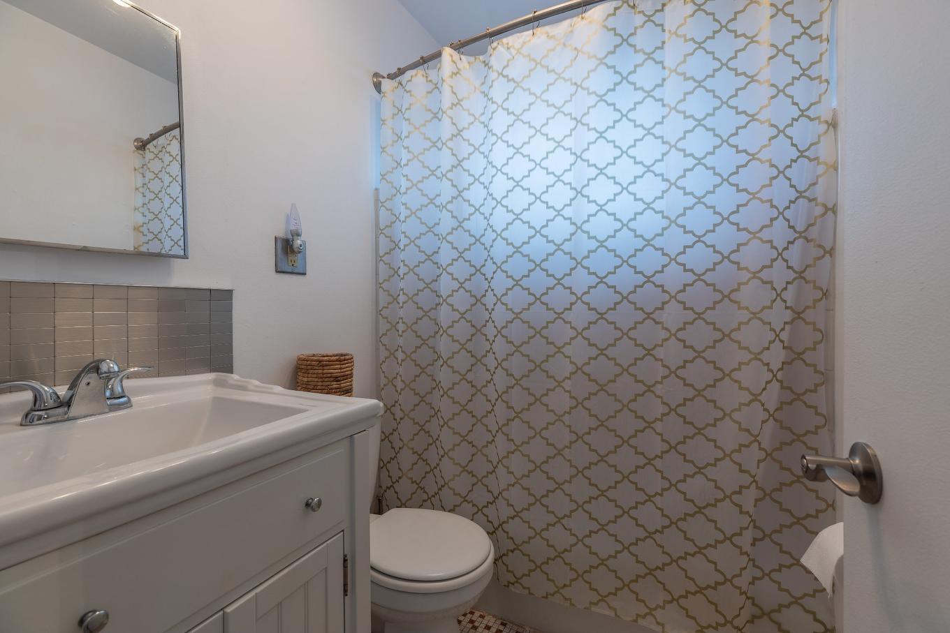 Bathroom - 6352 Boul. Des Roseraies, Montréal (Anjou), QC - Indoor Photo Showing Bathroom