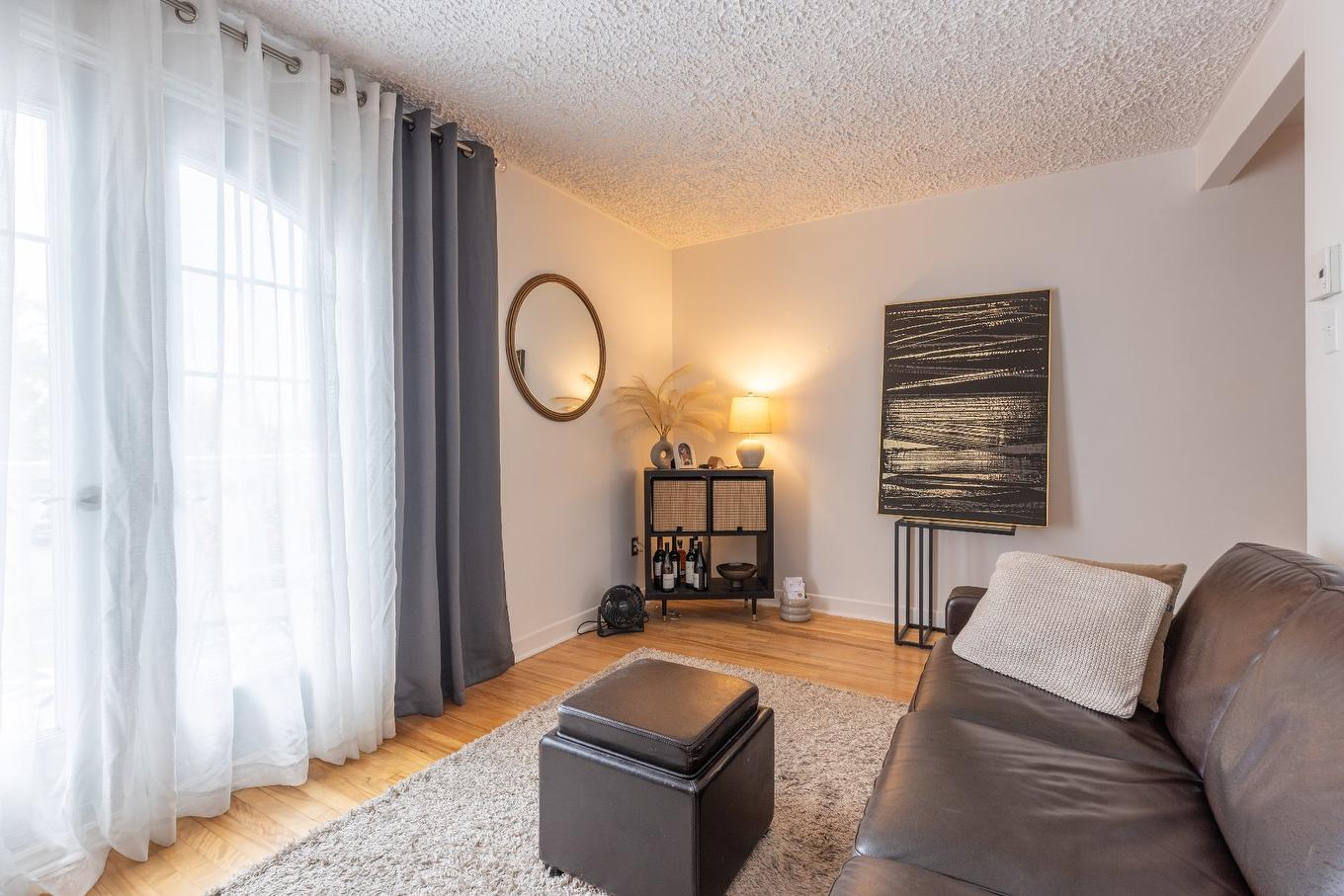 Living room - 6352 Boul. Des Roseraies, Montréal (Anjou), QC - Indoor Photo Showing Living Room