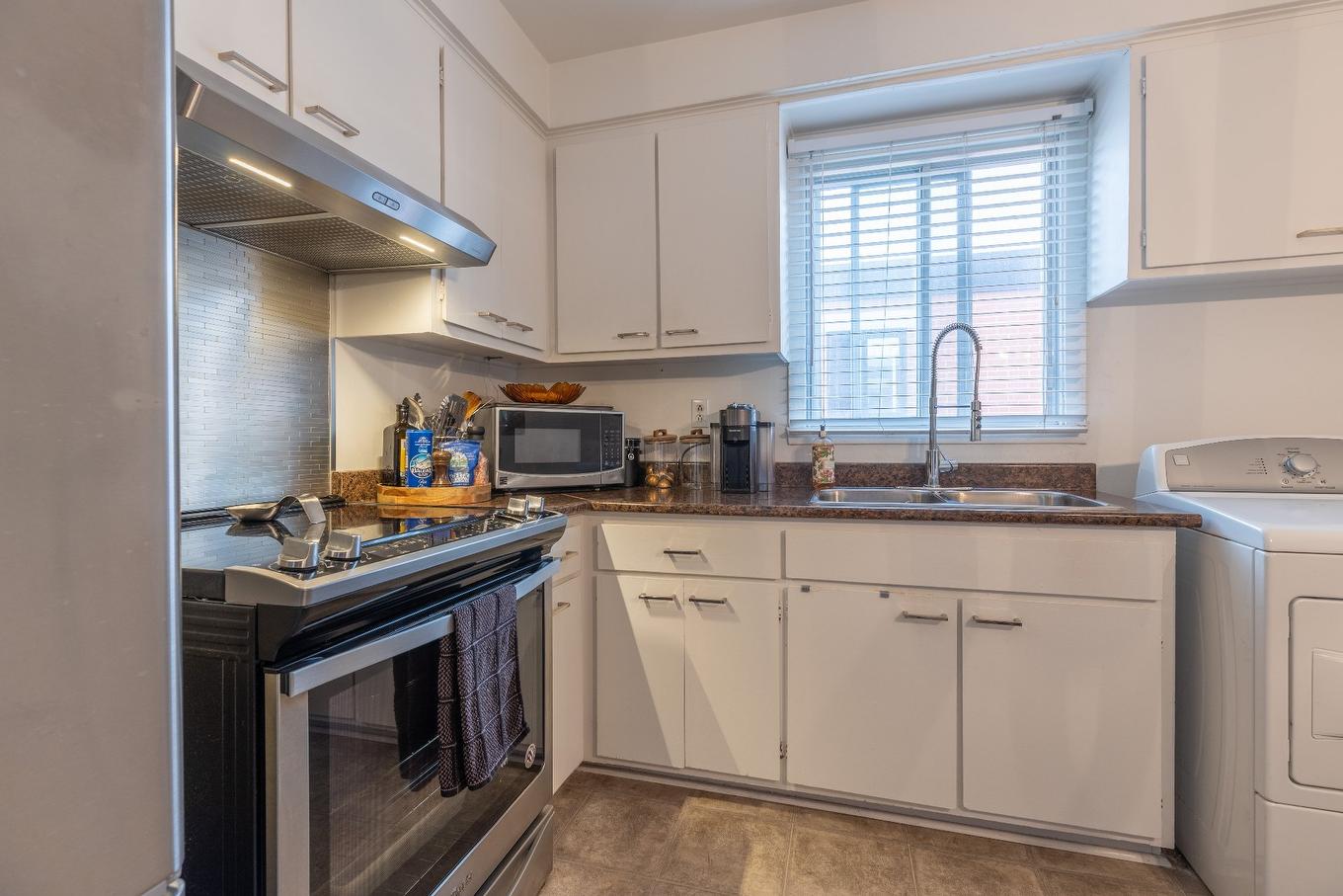 Kitchen - 6352 Boul. Des Roseraies, Montréal (Anjou), QC - Indoor