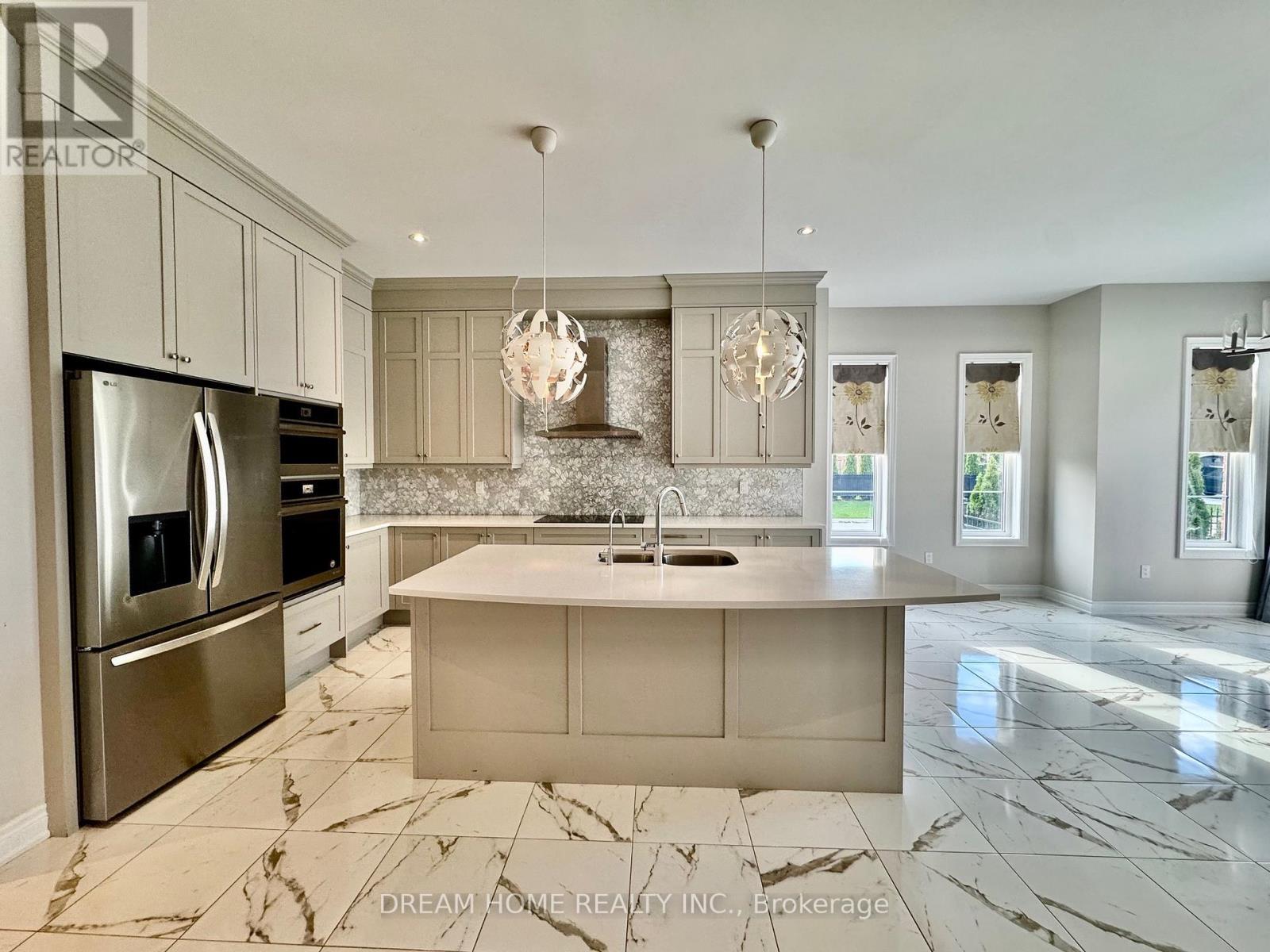 28 Larkin Avenue, King, ON - Indoor Photo Showing Kitchen With Upgraded Kitchen