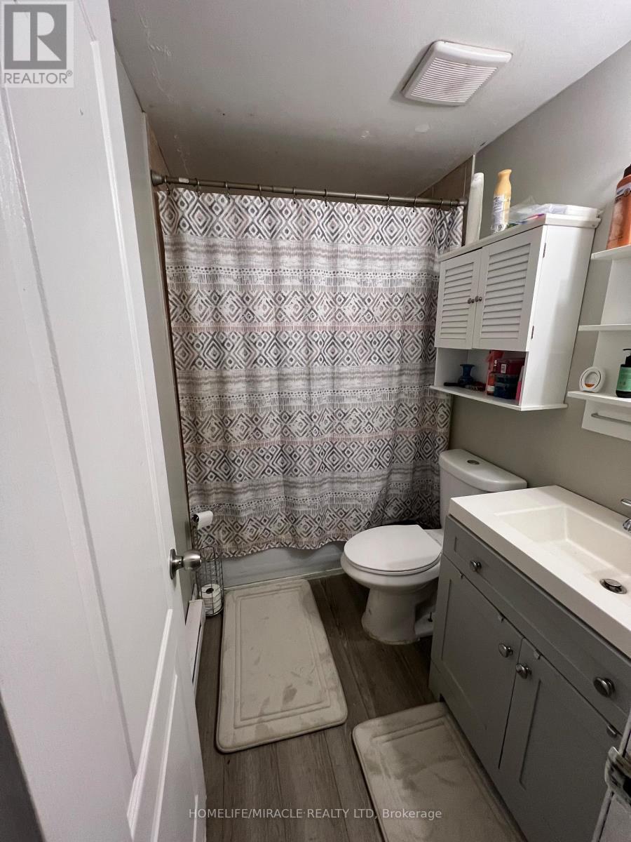 5 Glencairn Square, Brampton, ON - Indoor Photo Showing Bathroom