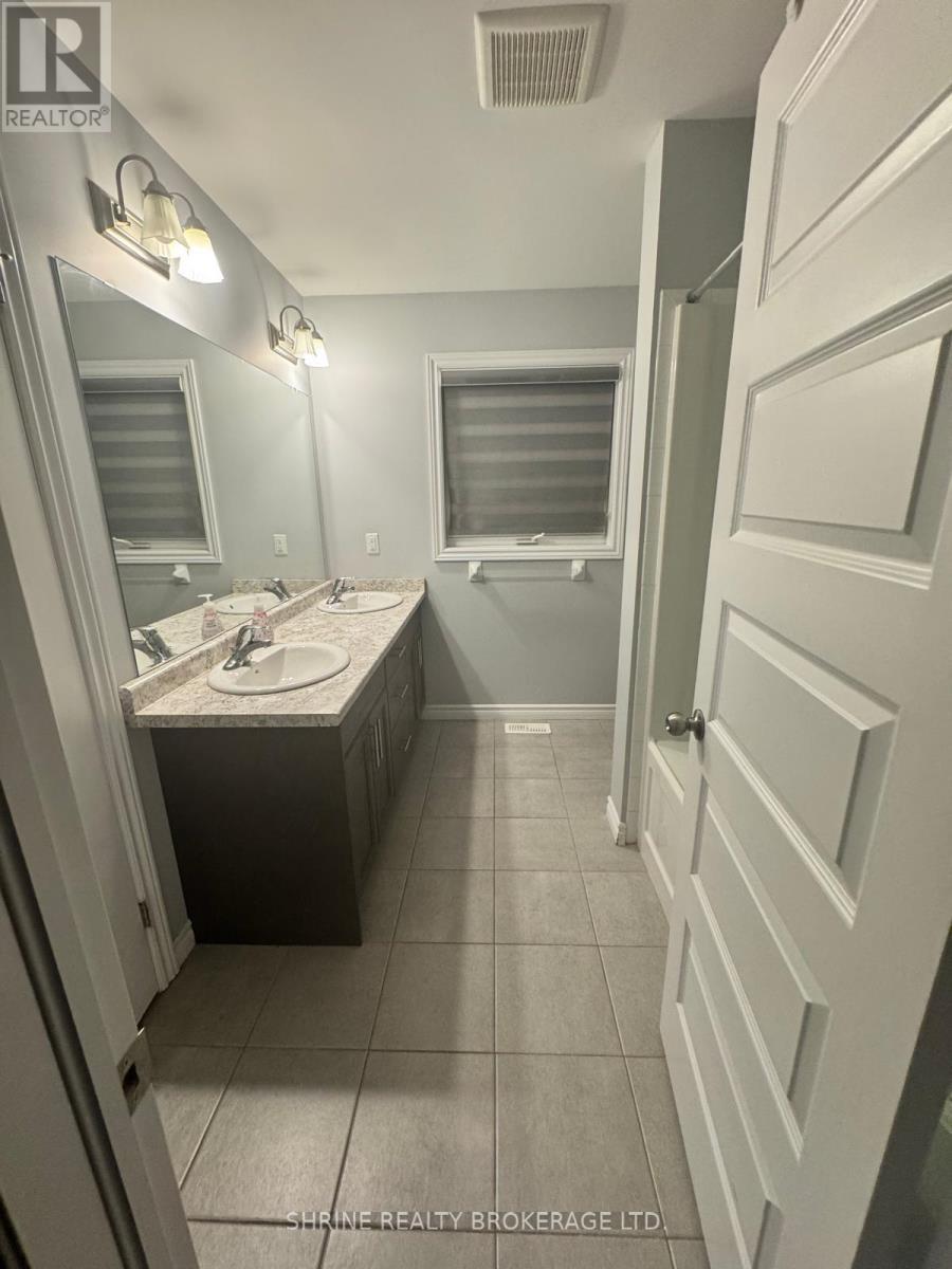 1704 O'Hanlan Lane, London North (North D), ON - Indoor Photo Showing Bathroom