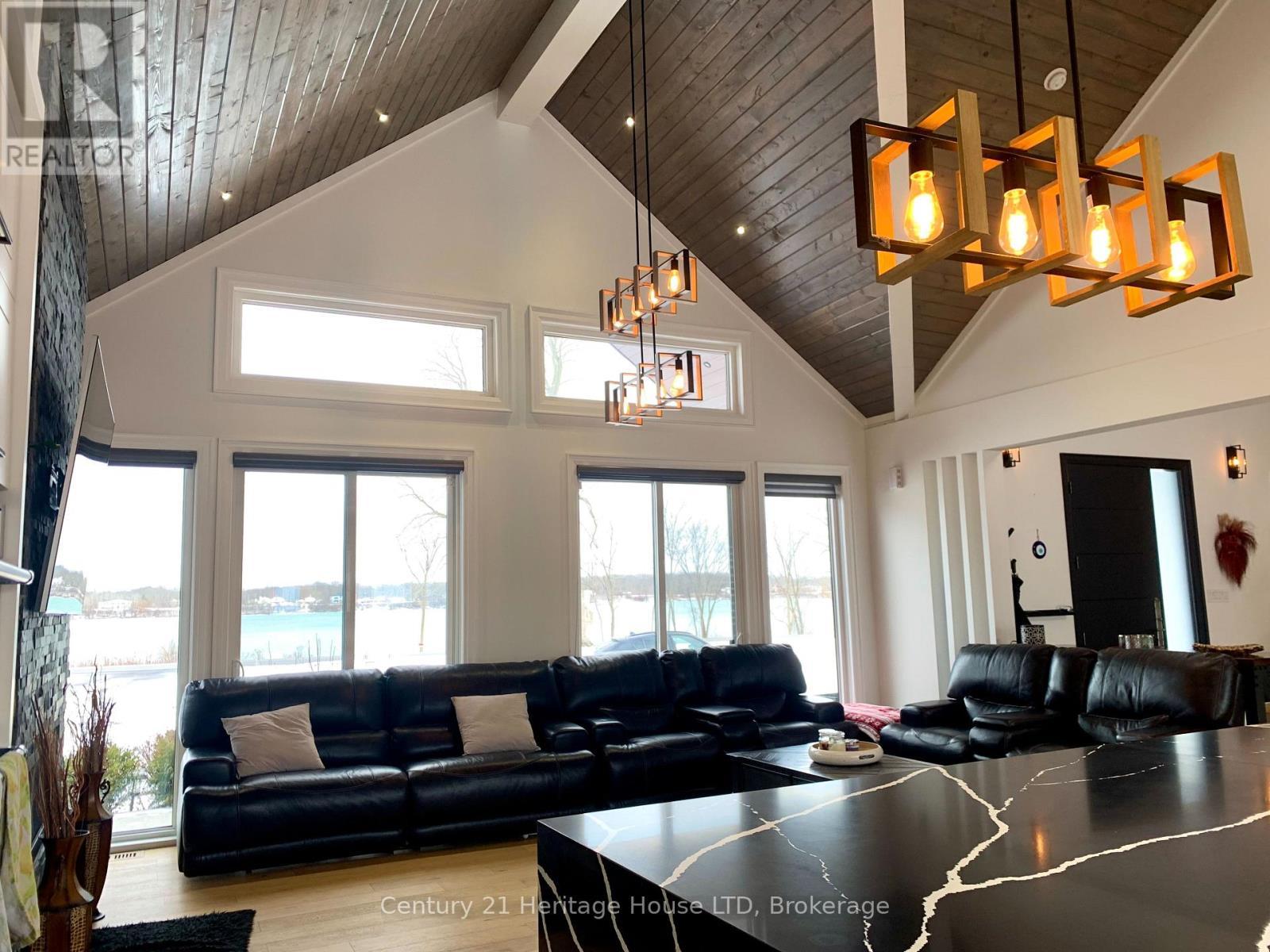 9785 Niagara River Parkway, Niagara Falls (Lyons Creek), ON - Indoor Photo Showing Living Room