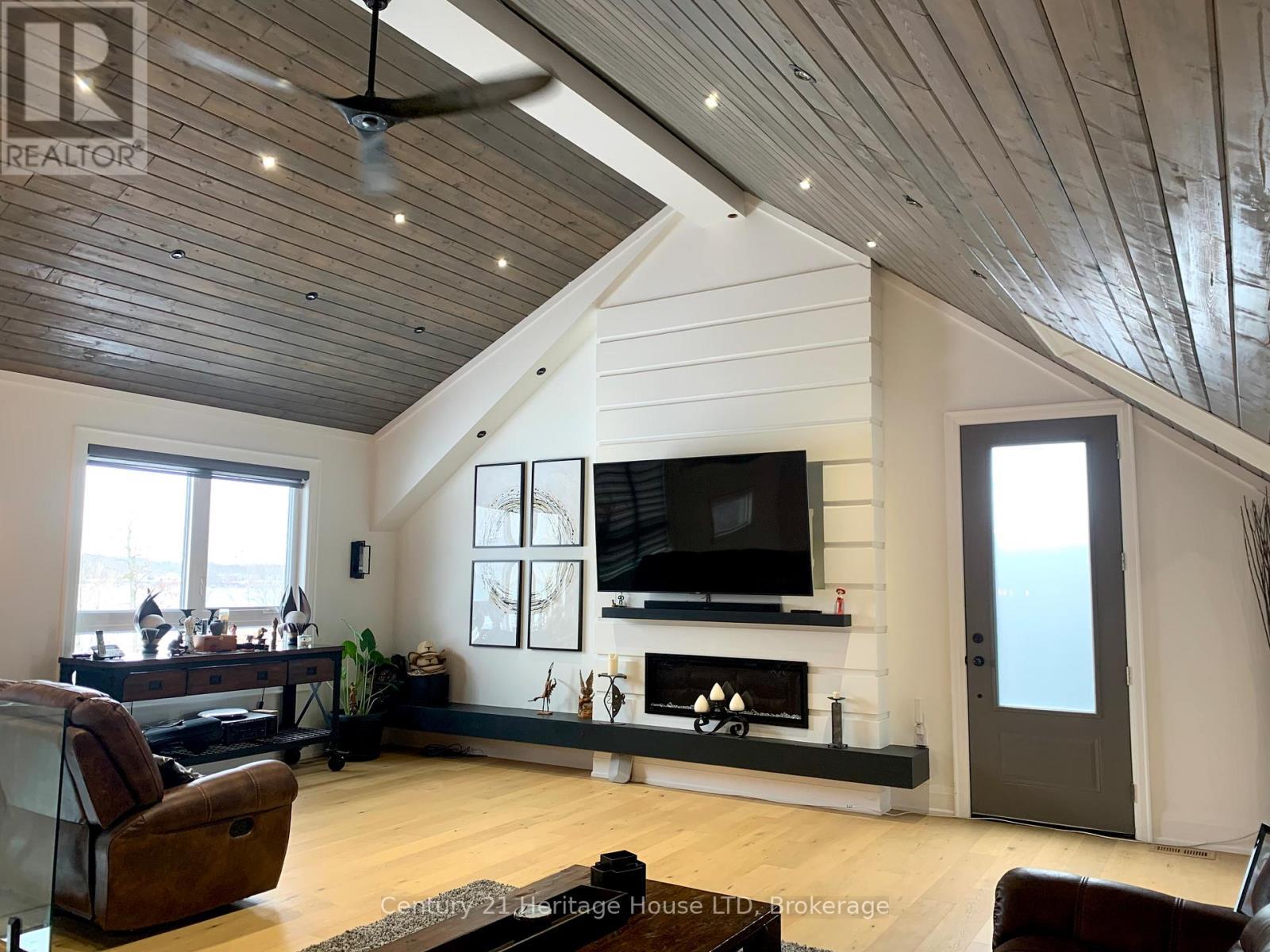 9785 Niagara River Parkway, Niagara Falls (Lyons Creek), ON - Indoor Photo Showing Living Room