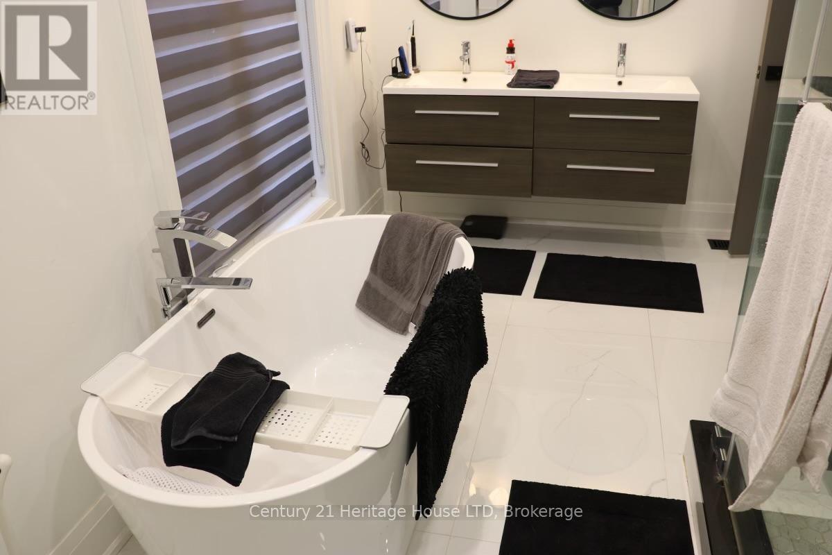 9785 Niagara River Parkway, Niagara Falls (Lyons Creek), ON - Indoor Photo Showing Bathroom