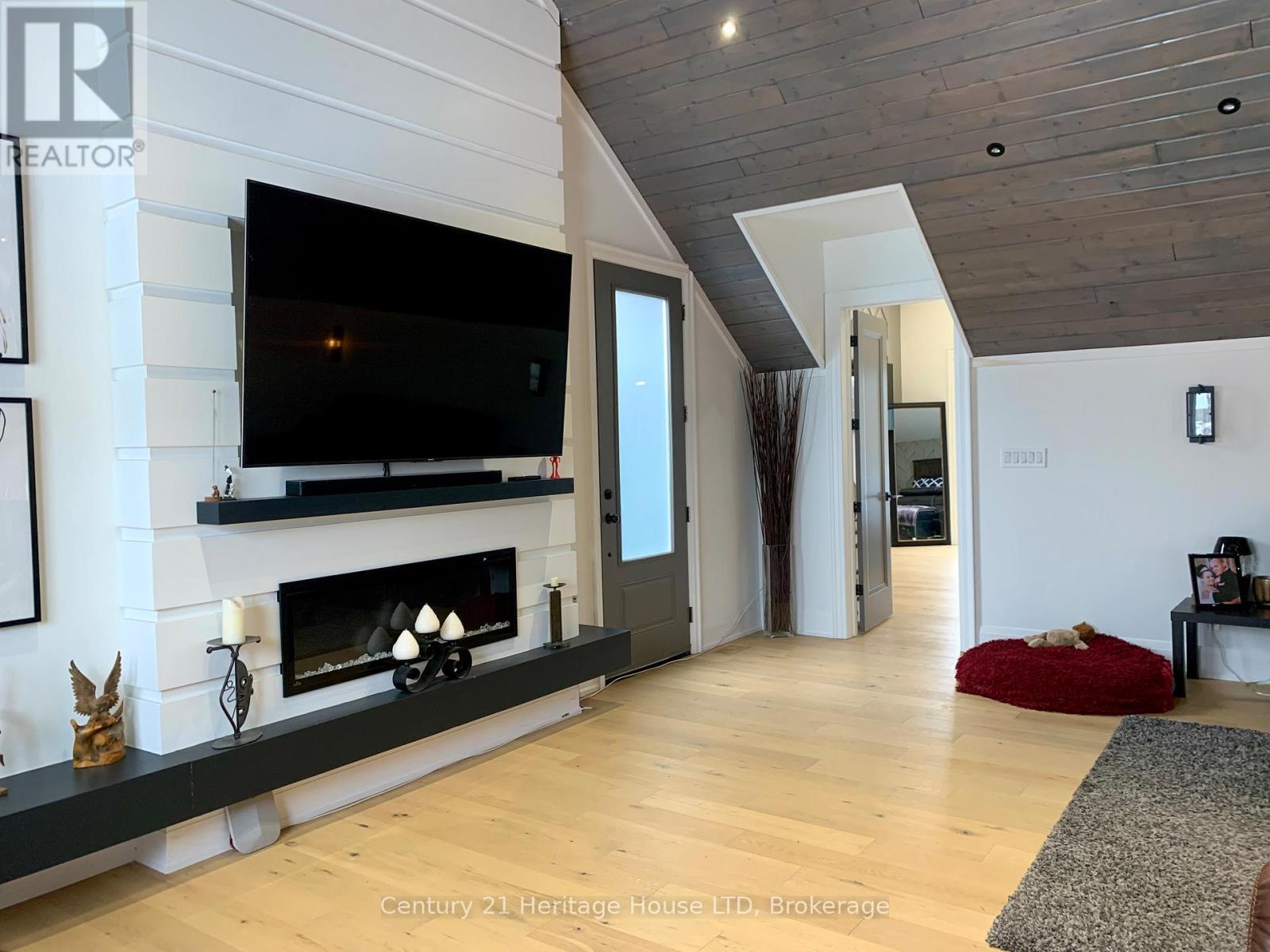 9785 Niagara River Parkway, Niagara Falls (Lyons Creek), ON - Indoor Photo Showing Living Room With Fireplace