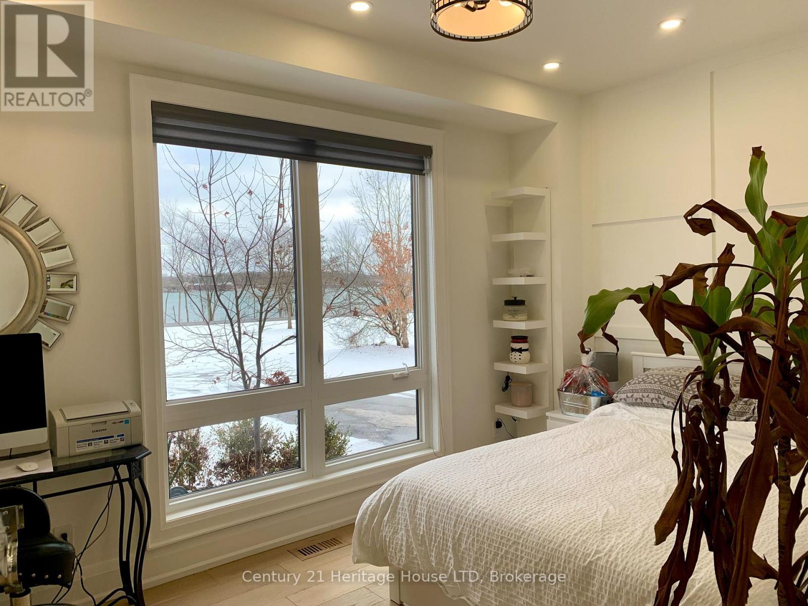 9785 Niagara River Parkway, Niagara Falls (Lyons Creek), ON - Indoor Photo Showing Bedroom