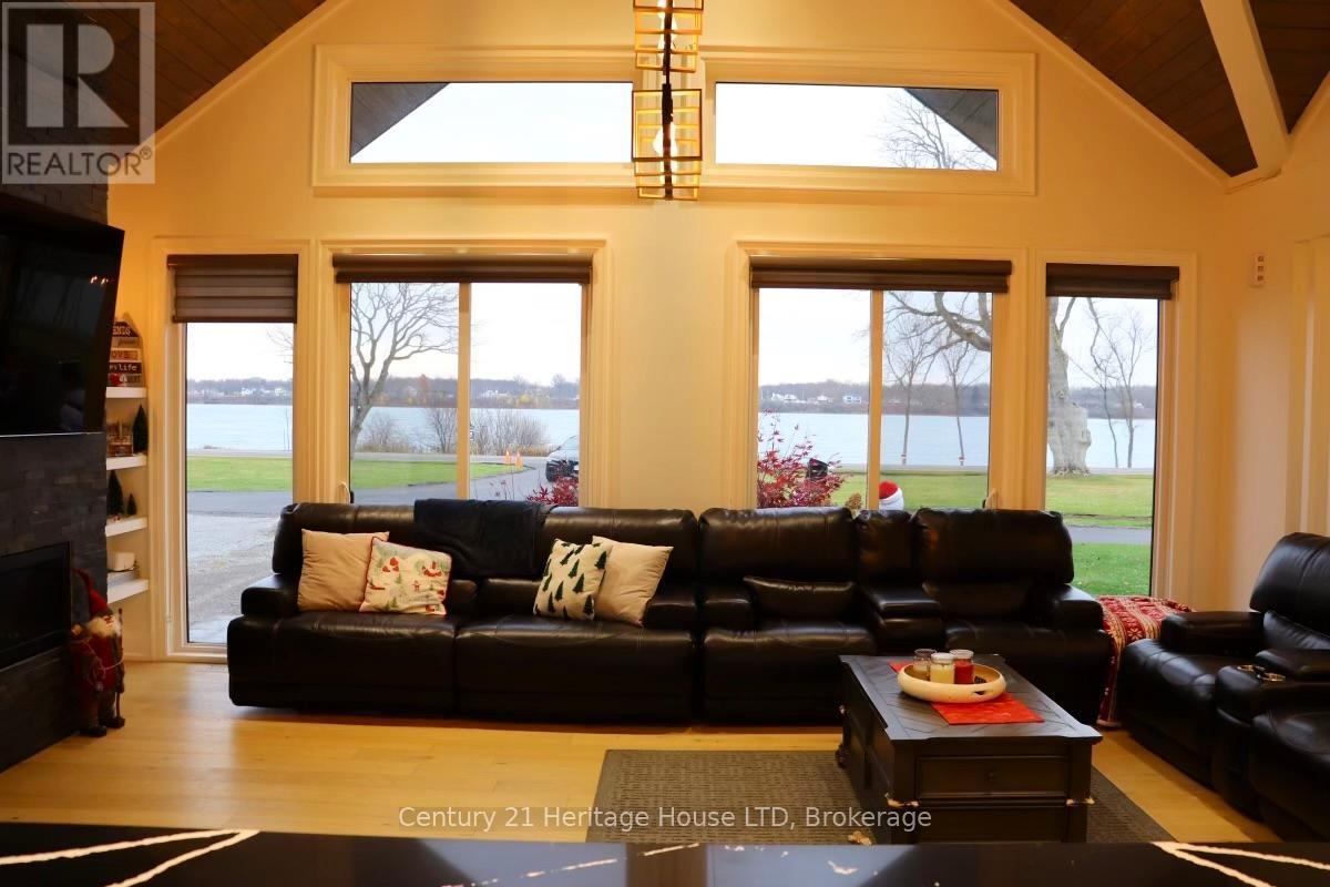 9785 Niagara River Parkway, Niagara Falls (Lyons Creek), ON - Indoor Photo Showing Living Room With Fireplace