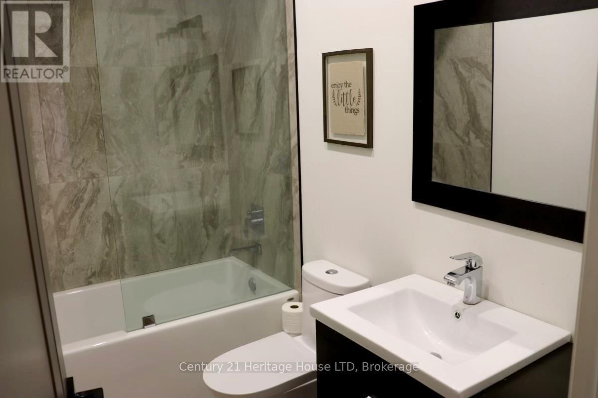 9785 Niagara River Parkway, Niagara Falls (Lyons Creek), ON - Indoor Photo Showing Bathroom
