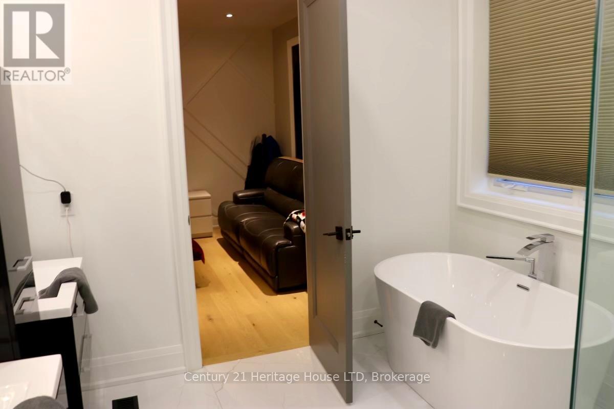 9785 Niagara River Parkway, Niagara Falls (Lyons Creek), ON - Indoor Photo Showing Bathroom