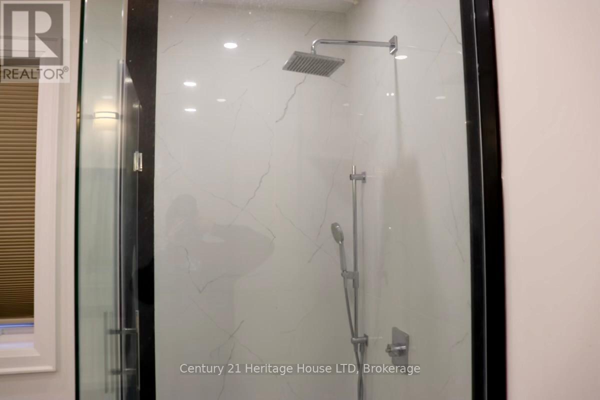 9785 Niagara River Parkway, Niagara Falls (Lyons Creek), ON - Indoor Photo Showing Bathroom