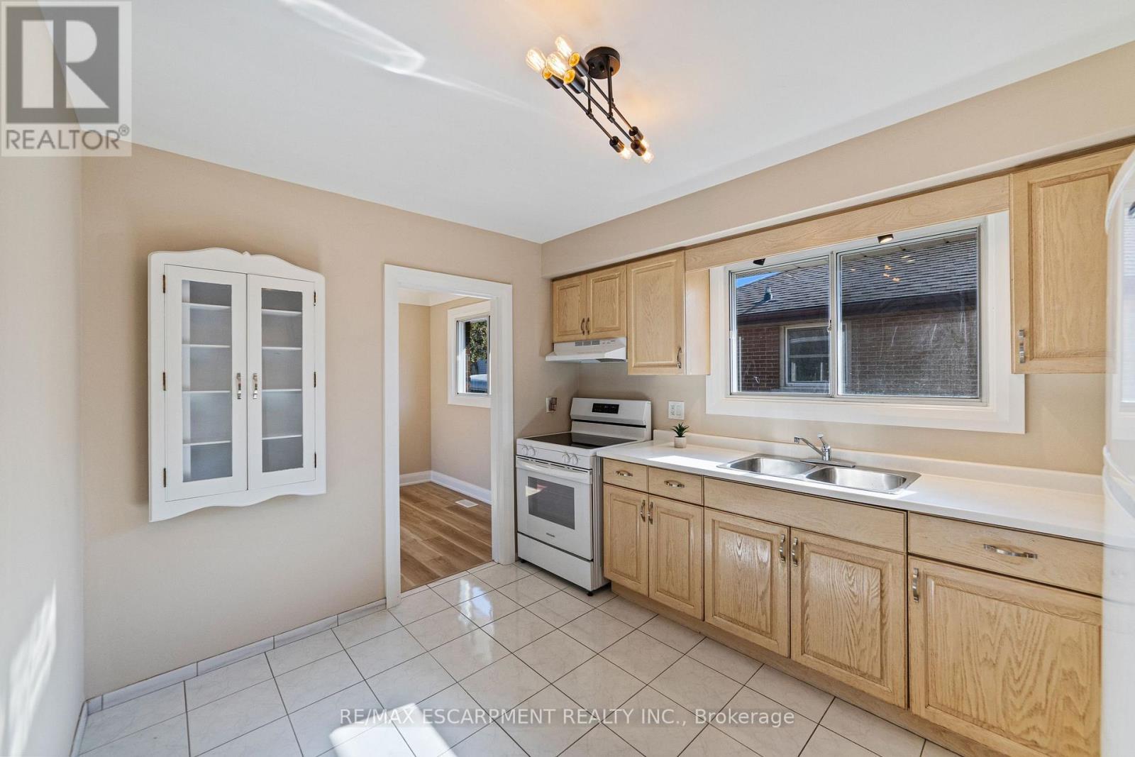 131 Sanatorium Road, Hamilton, ON - Indoor Photo Showing Kitchen With Double Sink