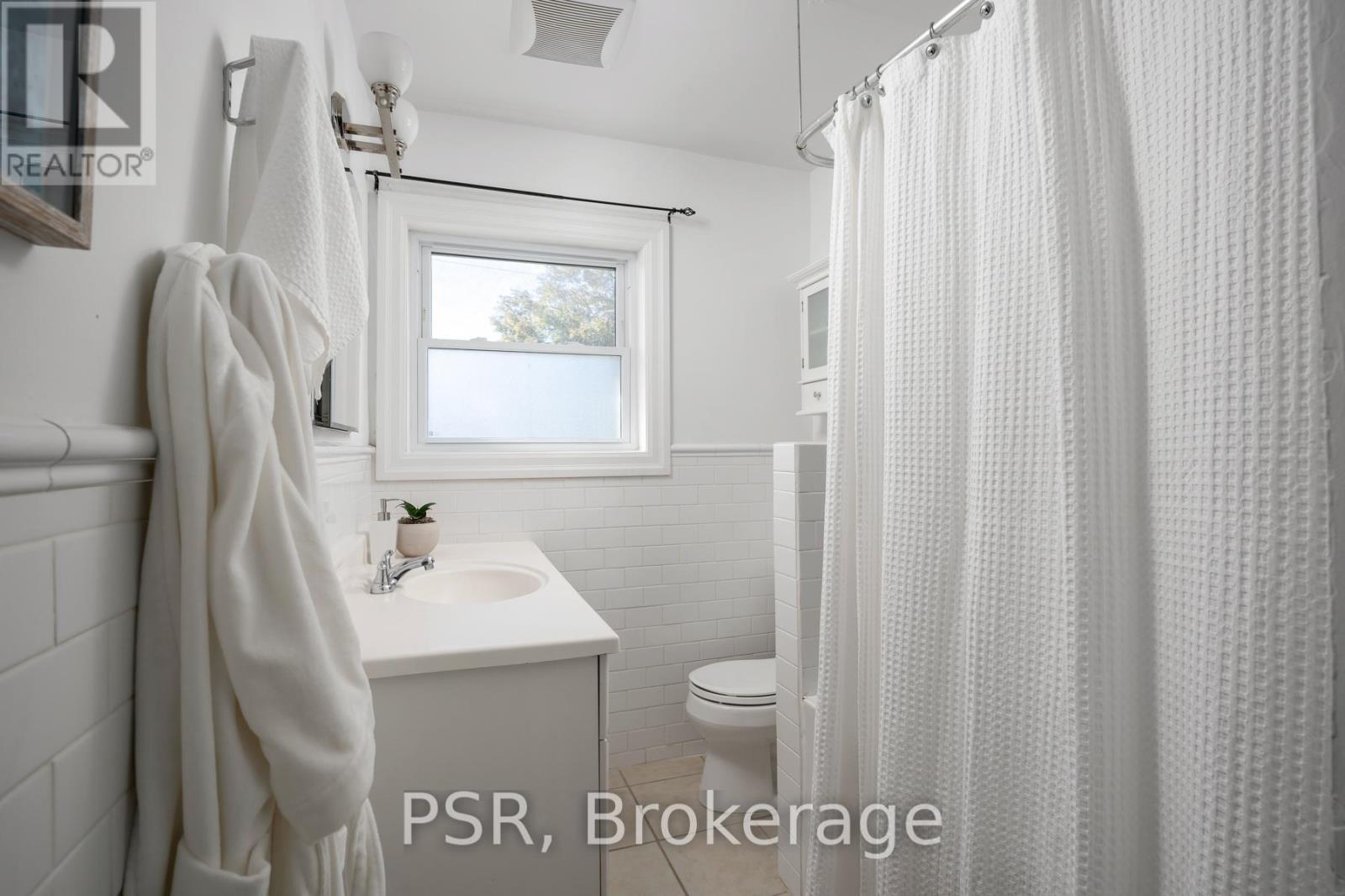 217 Northcliffe Boulevard, Toronto, ON - Indoor Photo Showing Bathroom