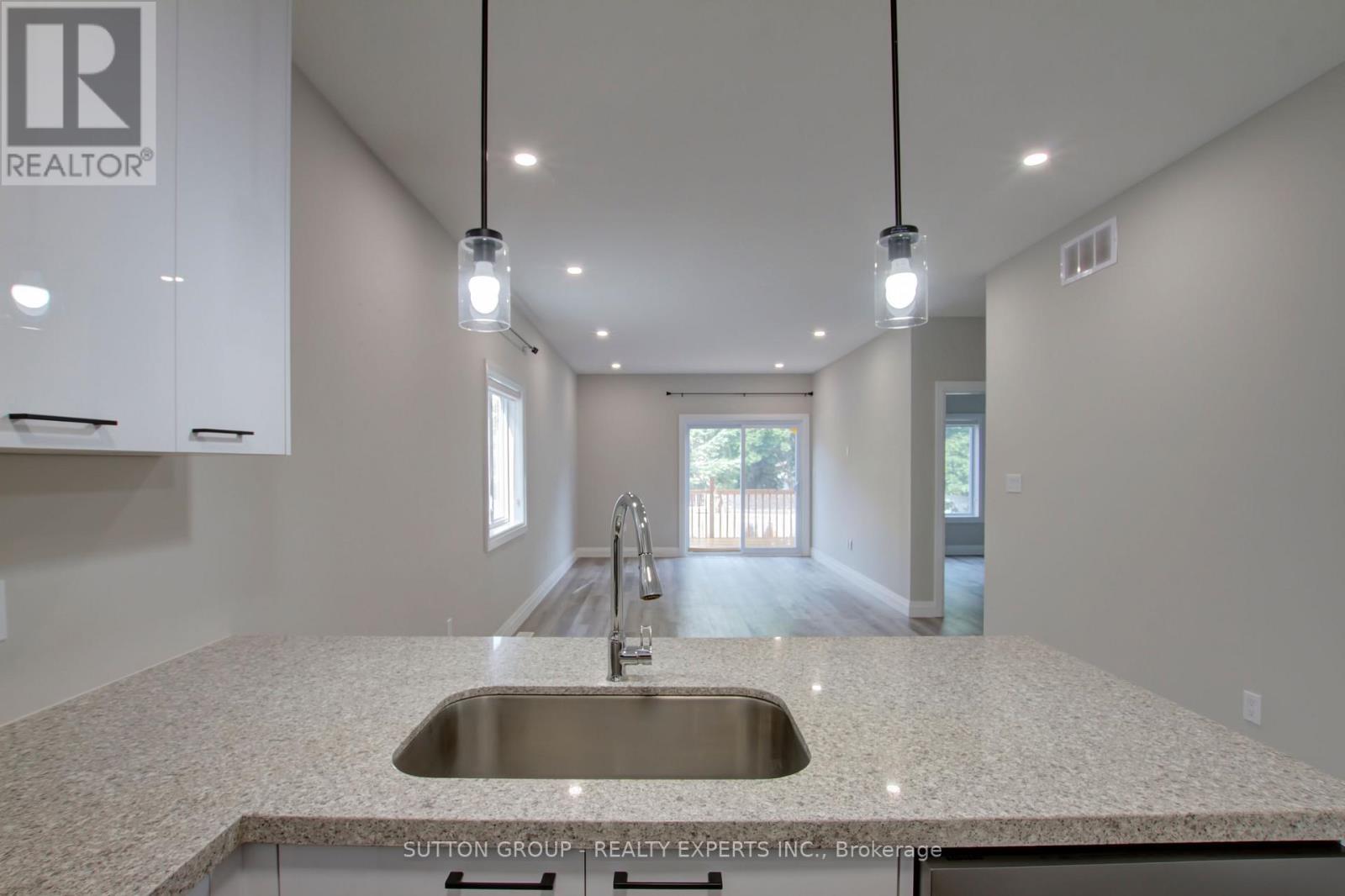 A - 104 Fifth Avenue, Kitchener, ON - Indoor Photo Showing Kitchen