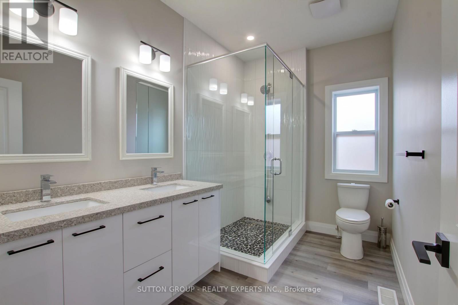 A - 104 Fifth Avenue, Kitchener, ON - Indoor Photo Showing Bathroom