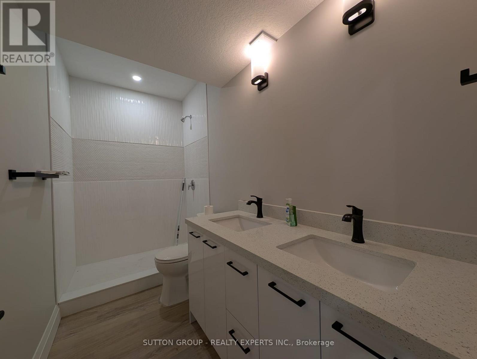 A - 104 Fifth Avenue, Kitchener, ON - Indoor Photo Showing Bathroom