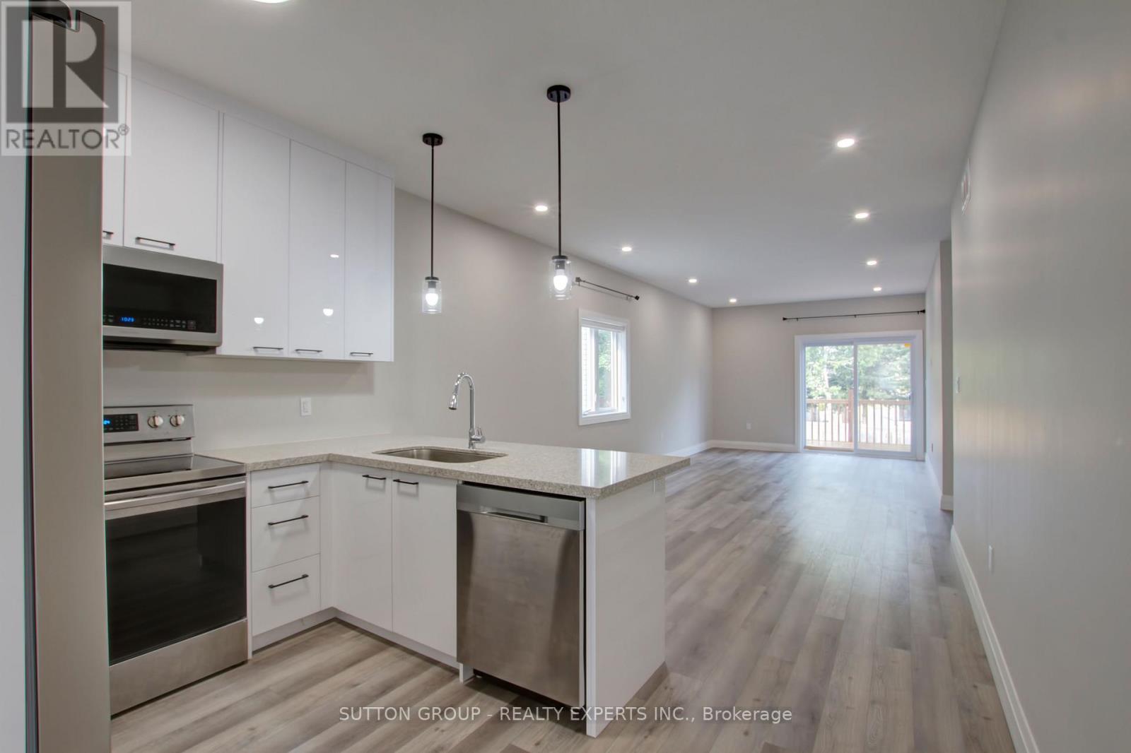 A - 104 Fifth Avenue, Kitchener, ON - Indoor Photo Showing Kitchen With Upgraded Kitchen