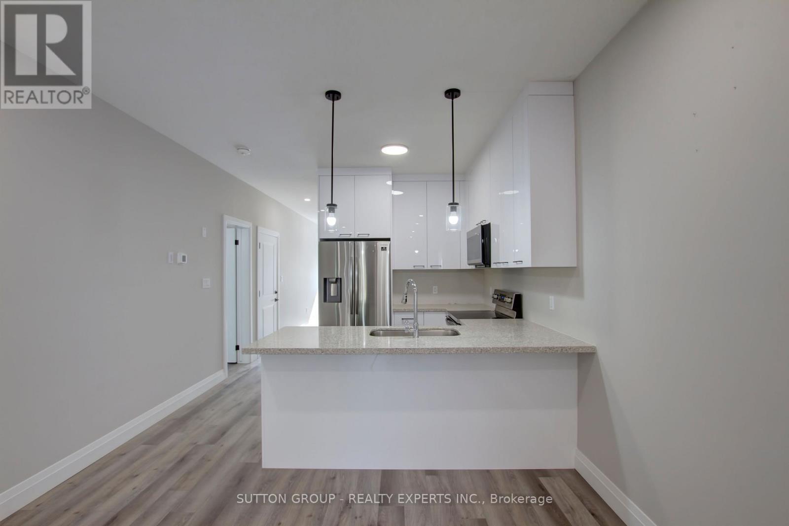 A - 104 Fifth Avenue, Kitchener, ON - Indoor Photo Showing Kitchen With Upgraded Kitchen