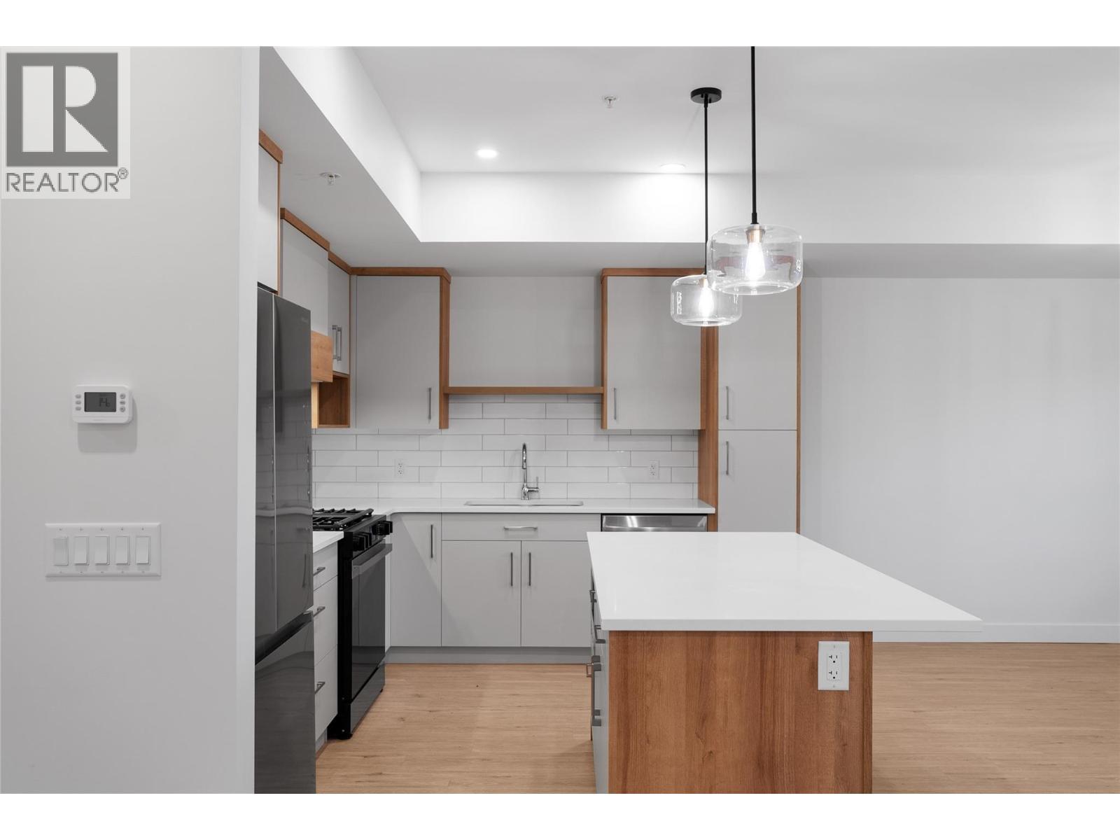 1844 Qu'Appelle Boulevard Unit# 107, Kamloops, BC - Indoor Photo Showing Kitchen With Upgraded Kitchen