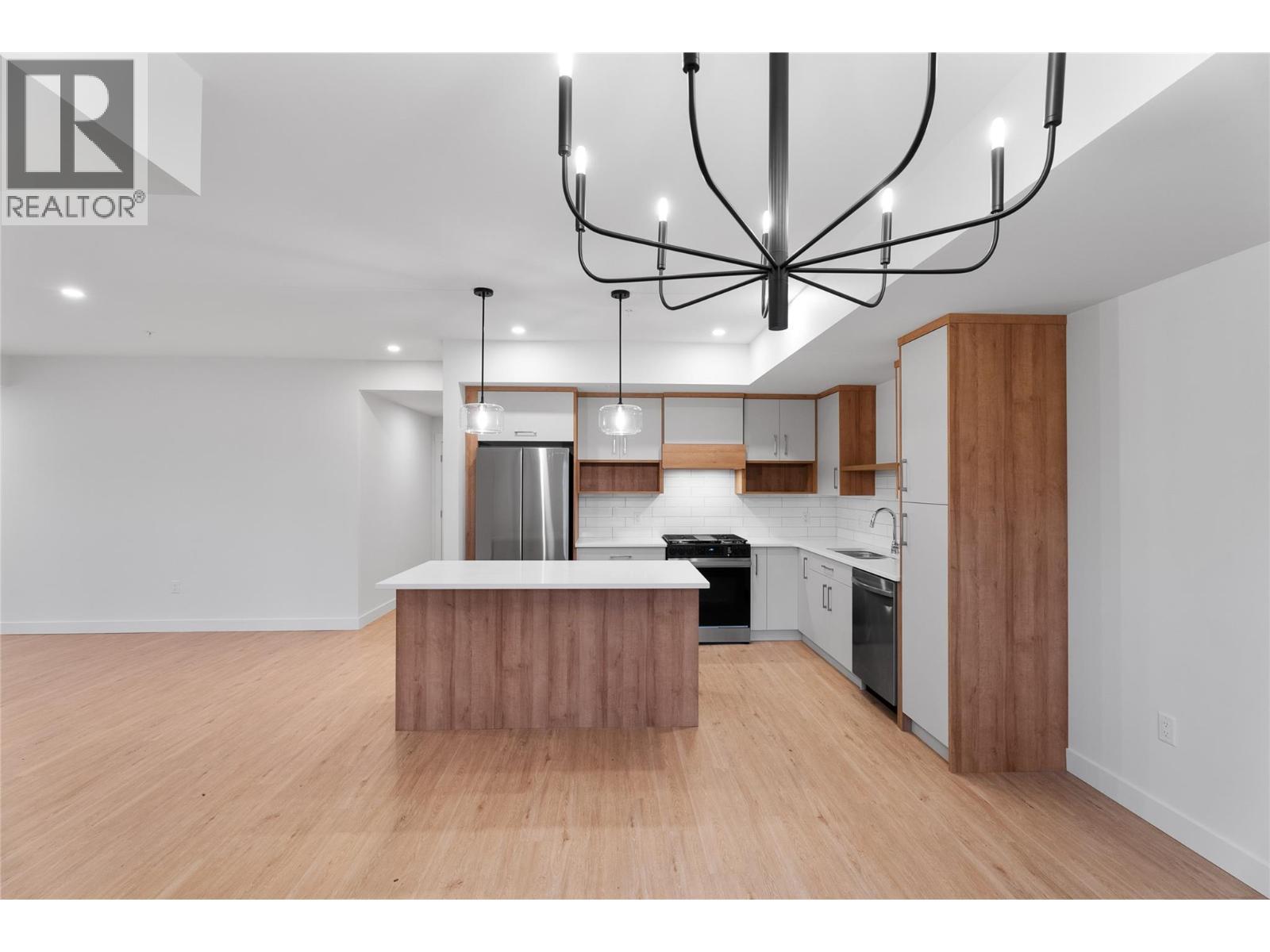 1844 Qu'Appelle Boulevard Unit# 107, Kamloops, BC - Indoor Photo Showing Kitchen With Upgraded Kitchen