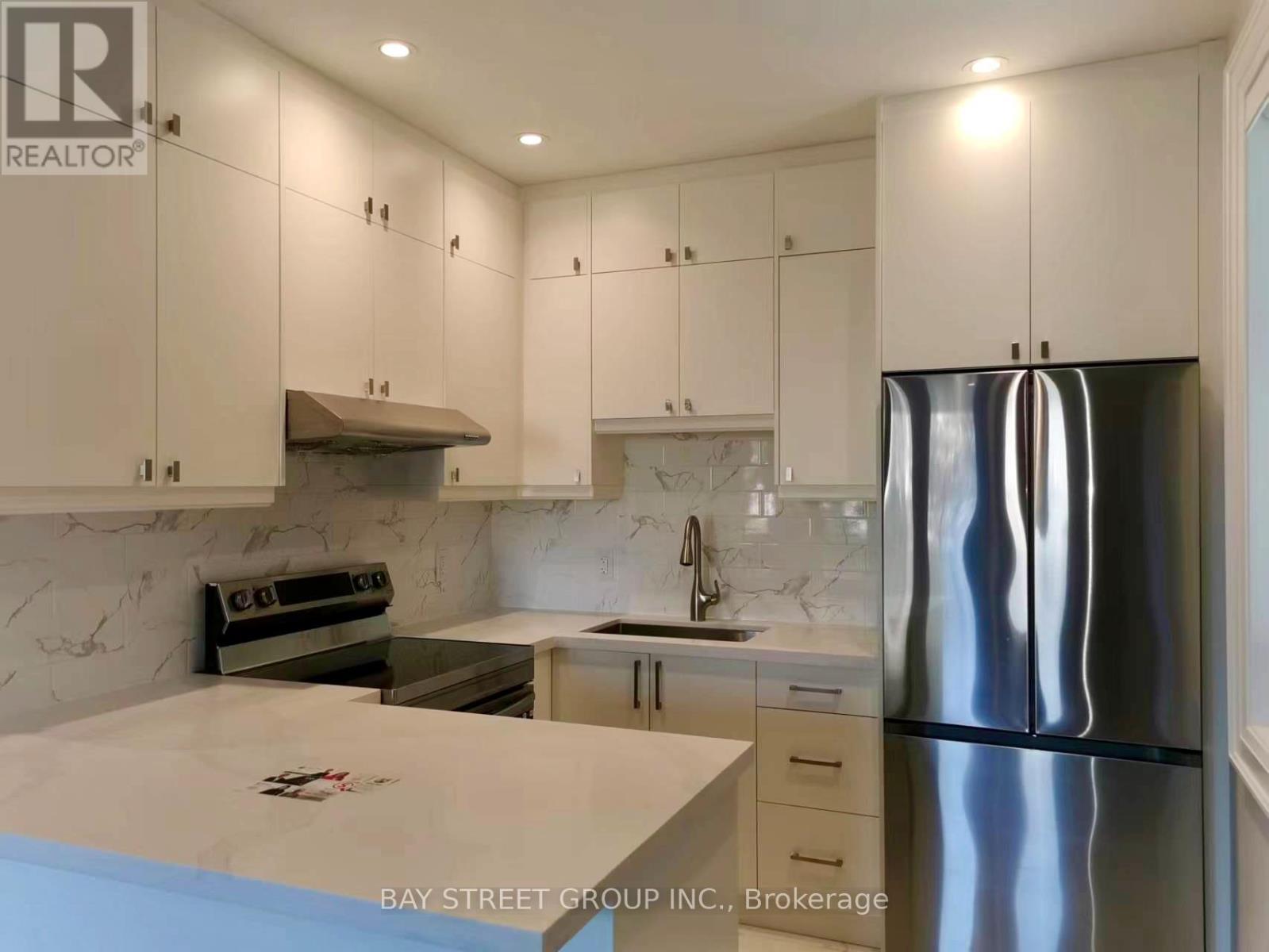 36 Elm Grove Avenue, Richmond Hill, ON - Indoor Photo Showing Kitchen With Upgraded Kitchen