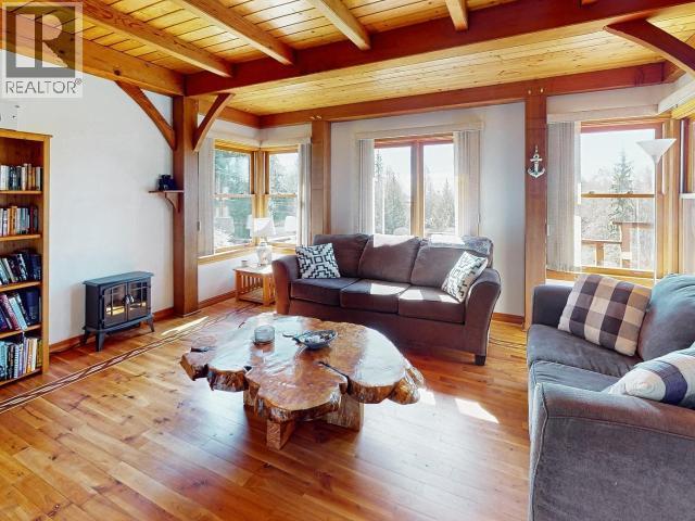 3749 Highway 101, Powell River, BC - Indoor Photo Showing Living Room