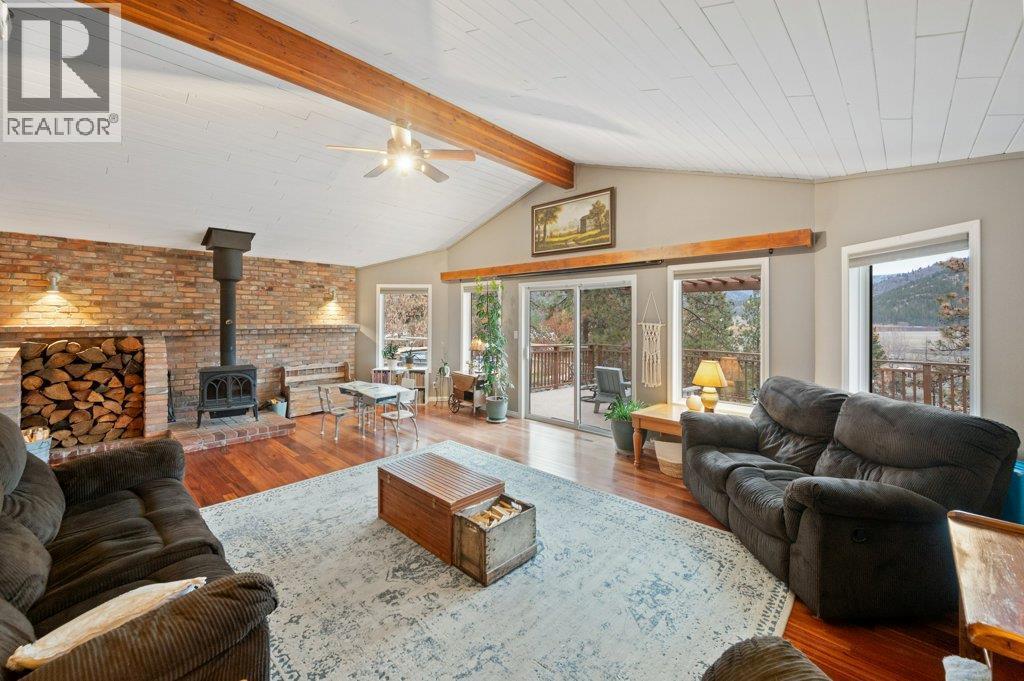 459 Johnson Crescent, Oliver, BC - Indoor Photo Showing Living Room With Fireplace