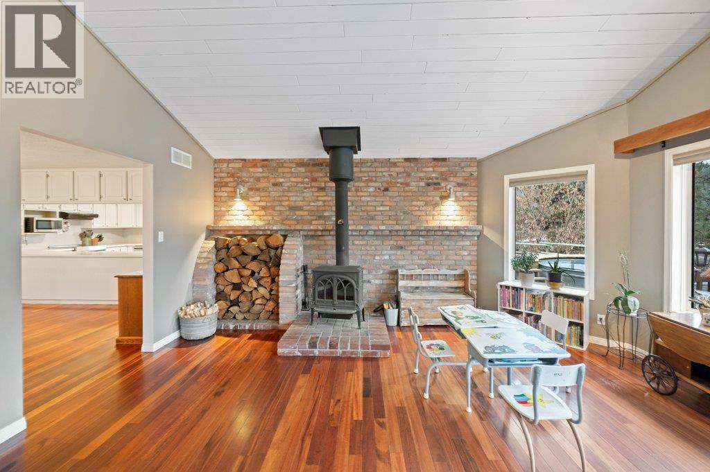 459 Johnson Crescent, Oliver, BC - Indoor With Fireplace