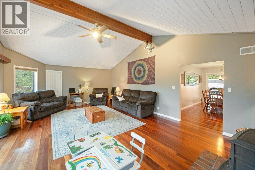 459 Johnson Crescent, Oliver, BC - Indoor Photo Showing Living Room