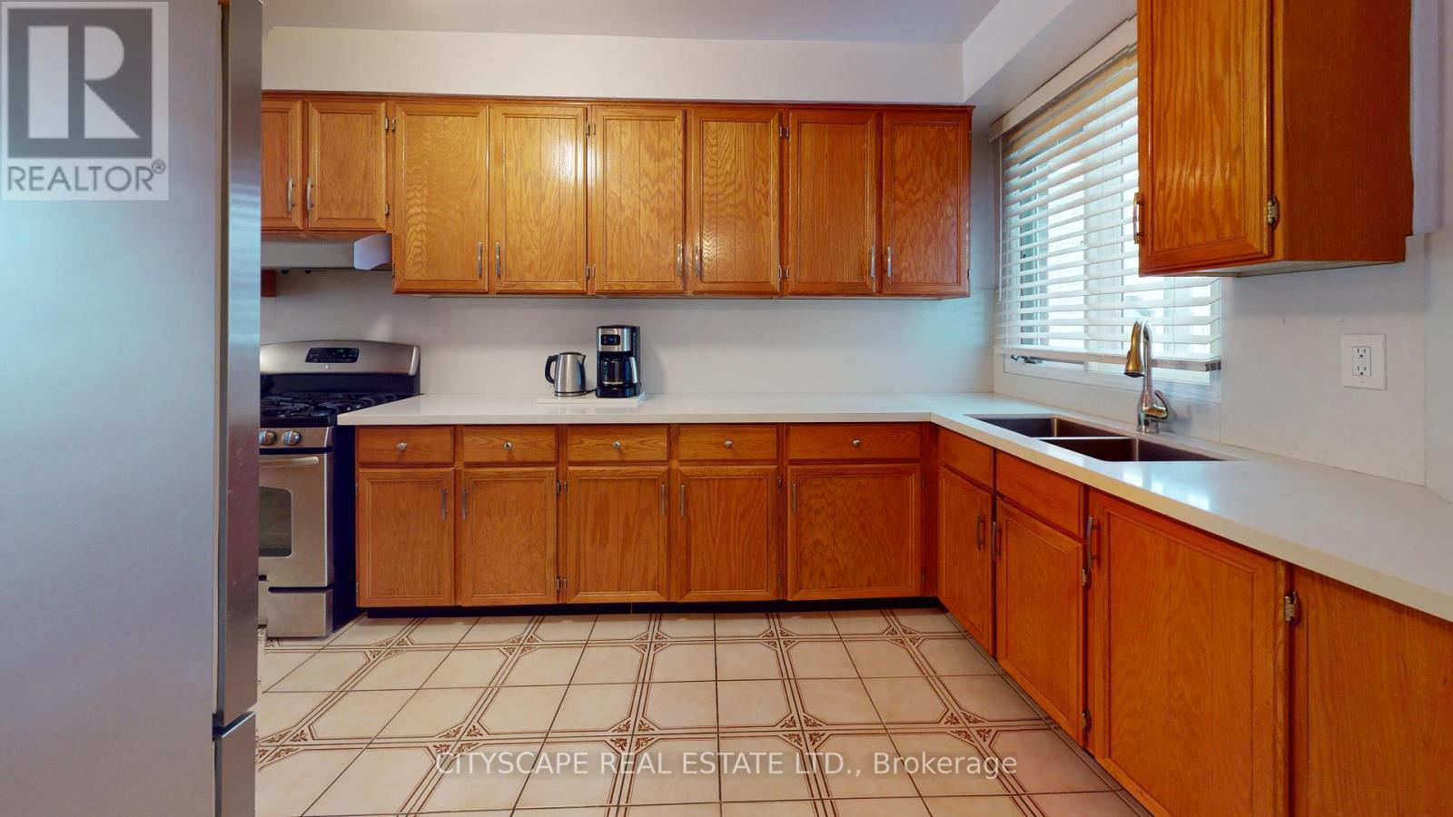 67 Brickstone Circle, Vaughan, ON - Indoor Photo Showing Kitchen With Double Sink